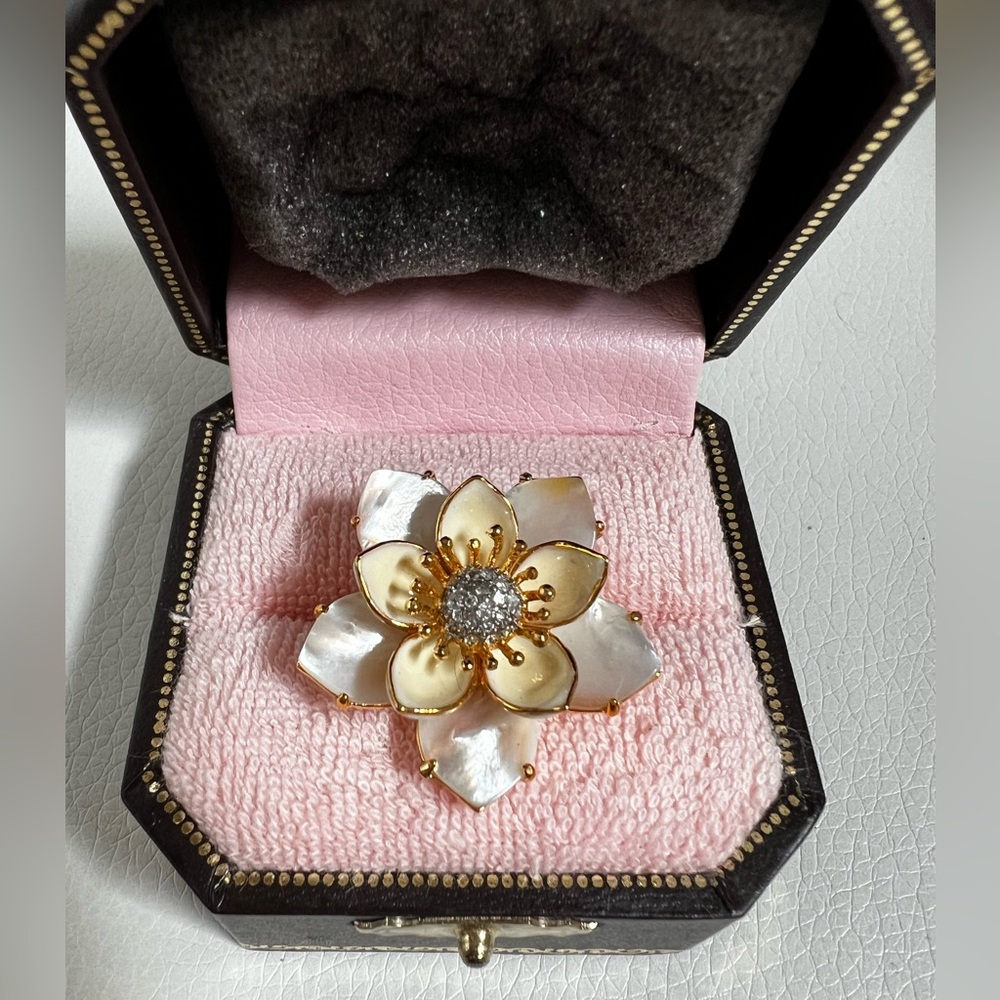 Juicy Couture Gold and Cream Floral Ring